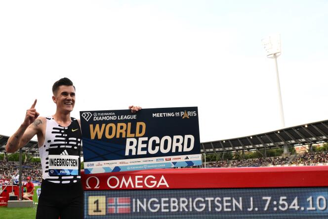 Jakob Ingebrigtsen celebra su récord mundial de 2 millas el viernes 9 de junio de 2023 en París.