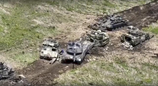 Una imagen tomada de un video publicado por un bloguero militar muestra tanques destruidos por el ejército ruso el 9 de junio de 2023. Entre los vehículos blindados destruidos, un tanque de batalla Leopard 2 y un vehículo de combate blindado Bradley. 