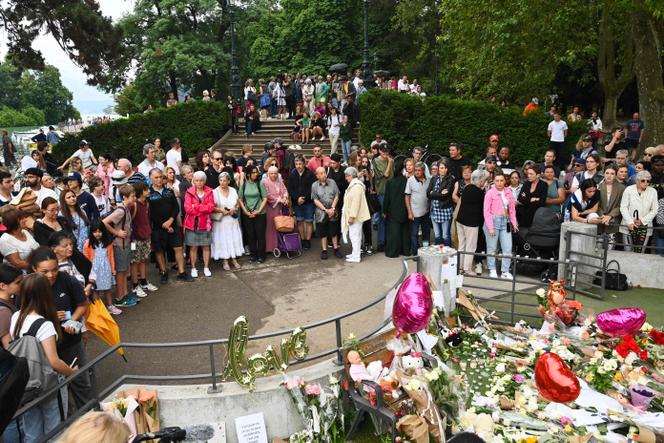 Des personnes se rassemblent devant l’aire de jeux pour enfants où l’attaque s’est produite jeudi matin, à Annecy, le 9 juin 2023.