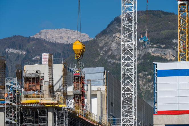 Les travaux d’agrandissement de l’usine de semi-conducteurs STMicroelectronics, à Crolles (Isère), le 3 mai 2023.