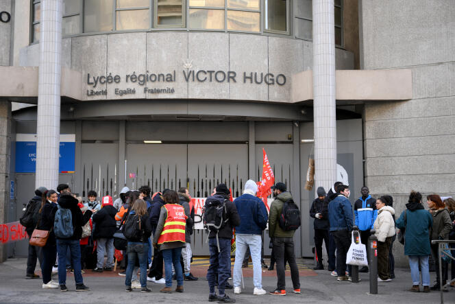 Devant l’entrée du lycée Victor-Hugo de Marseille, lors d’une journée de mobilisation contre la réforme des retraites, le 7 février 2023.