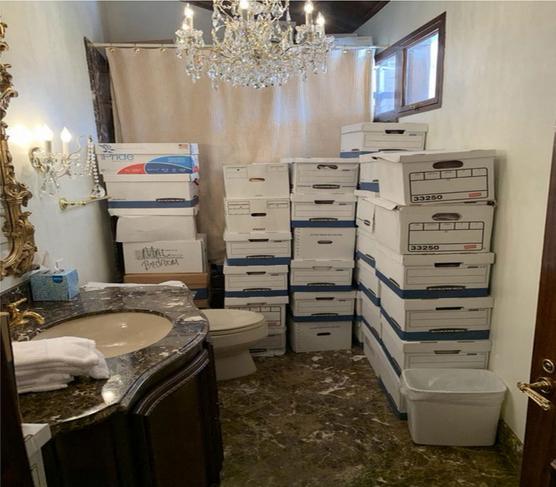 Una imagen sin fecha, publicada por la corte del sur de Florida, muestra cajas de archivo que se cree que contienen documentos confidenciales en un baño de la residencia Mar-a-Lago en Palm Beach, Florida.