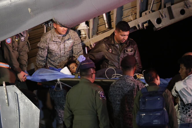 El personal militar cuida a uno de los cuatro niños encontrados después de que un avión pequeño se estrellara en la base aérea militar de Bogotá, Colombia, el 10 de junio de 2023.