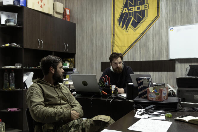 Zaporijia, Ukraine, le 7 juin 2023 Le major Bohdan Krotevych (nom de guerre « Tavr »), commandant de la 12e brigade ukrainienne d’assaut « Azov », et le lieutenant Ilya Saloimenko (guerre « Gandalf »). 