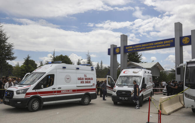 Ambulancias cerca de la fábrica de explosivos en las afueras de Ankara, Turquía, el 10 de junio de 2023.