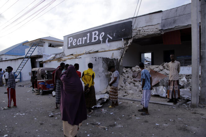 Frente al hotel destruido Pearl Beach en Mogadiscio, 10 de junio de 2023.