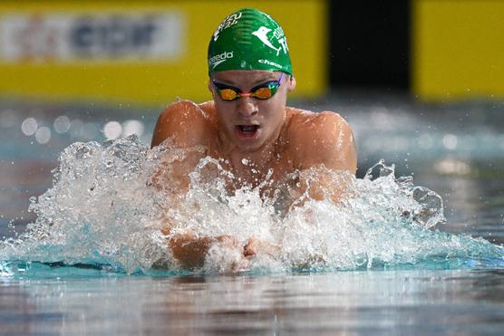 Léon Marchand durante la serie de 200 metros braza del campeonato francés de natación en Rennes, el 11 de junio de 2023.