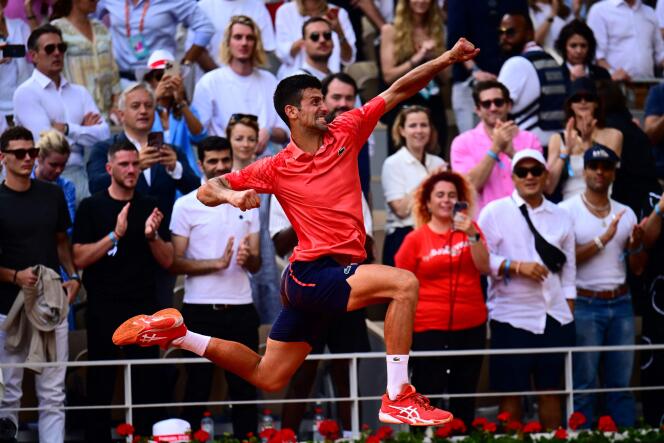 Novak Djokovic celebra la victoria de Casper Ruud en Roland-Garros, el domingo 11 de junio de 2023, hijo de la victoria a tres bandas del Grand Chelem.