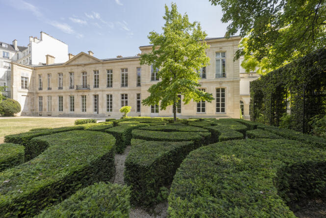 The mansion located at 51 rue de l'Université (Paris 7th), owned by Gabonese President Ali Bongo, will host the Design Miami Paris fair, from October 17 to 22.
