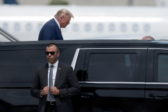 Donald Trump arrive à l’aéroport de Miami, à la veille de son inculpation, le 12 juin  2023.
