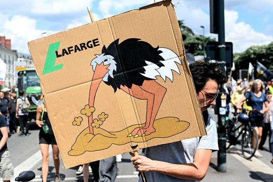 Durante una manifestación organizada por Les Uprisings of the Earth, para denunciar la explotación de arena con fines industriales, en Nantes, el 11 de junio de 2023.