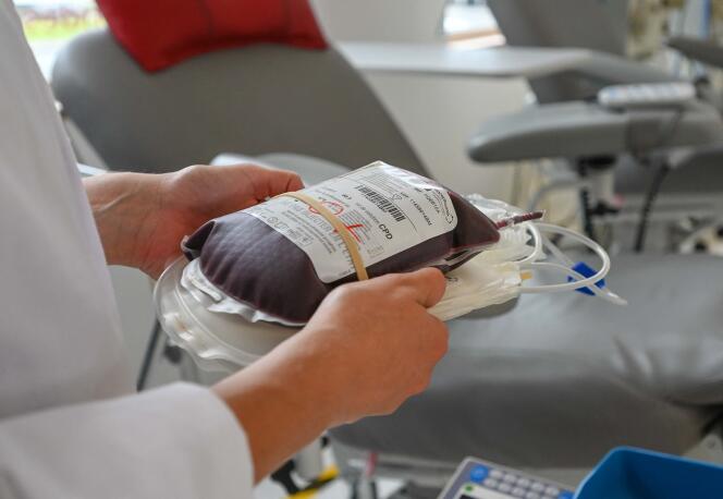 Una enfermera sostiene una bolsa de sangre de un donante, en el Establecimiento Francés de Sangre, en Arras (Pas-de-Calais), el 30 de junio de 2022.