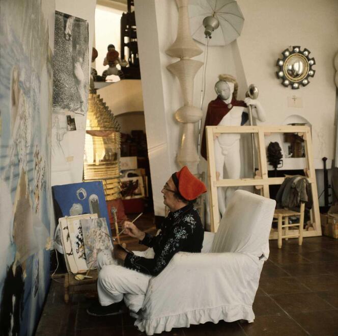Dans la maison de l’artiste à Port Lligat près de Cadaquès (Espagne) : Dali dans son atelier travaillant à la peinture « La Pêche au Thon », vers 1966-1967.
