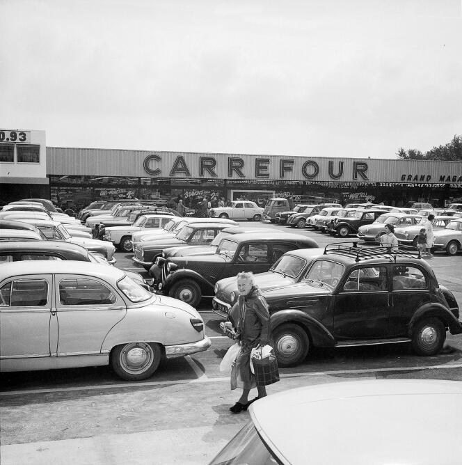El aparcamiento del primer hipermercado Carrefour, que abrió sus puertas el 15 de junio de 1963, en Sainte-Geneviève-des-Bois (Essonne).