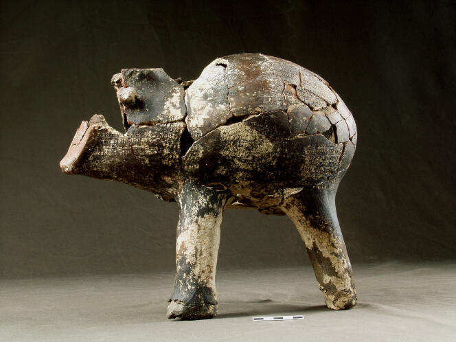 Vase en forme de taureau ou d’aurochs, datant de 4700 à 4600 av. J.-C., trouvé à Aubevoye (Eure). 
