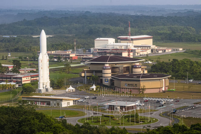 Maqueta del lanzador Ariane 5 y el Centro Júpiter en el Centro Espacial de Guayana, en Kourou, Guayana Francesa, el 22 de octubre de 2021.