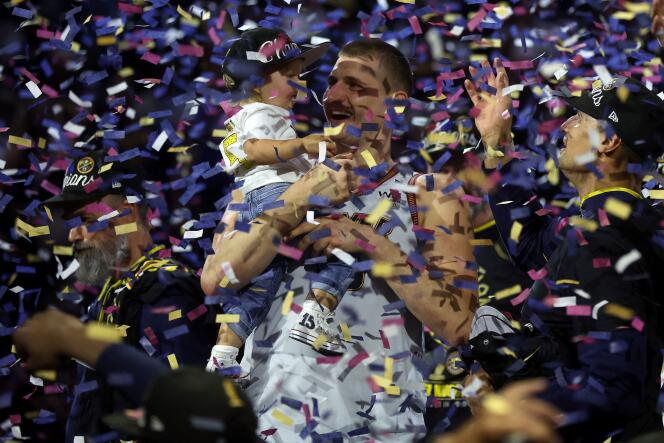     Nikola Jokic de los Denver Nuggets celebra con su hija después de ganar las Finales de la NBA contra el Miami Heat el 12 de junio de 2023