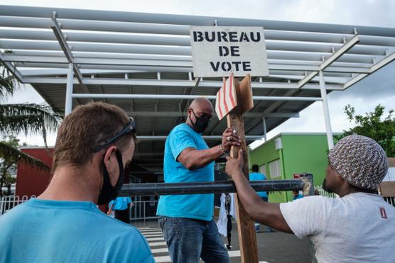 Los trabajadores municipales instalaron un colegio electoral antes del referéndum de independencia en Noumea, Nueva Caledonia, el 10 de diciembre de 2021.