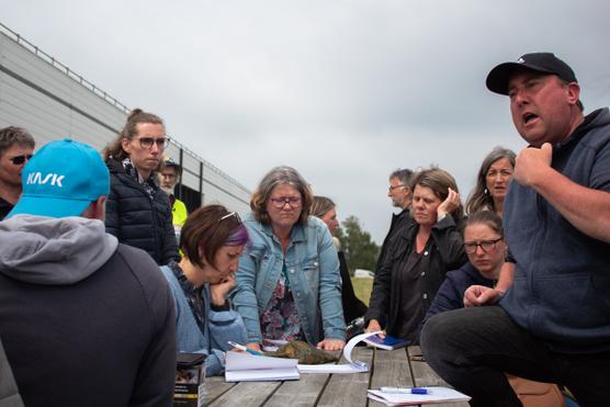 Los empleados de Idea Optical en huelga se reúnen frente a la fábrica en Lannion, en Côtes-d'Armor, el viernes 9 de junio.