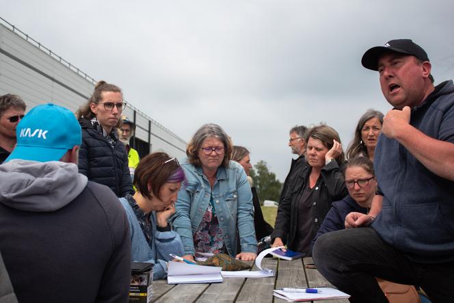 Los empleados de Idea Optical en huelga se reúnen frente a la fábrica en Lannion, en Côtes-d'Armor, el viernes 9 de junio. 
