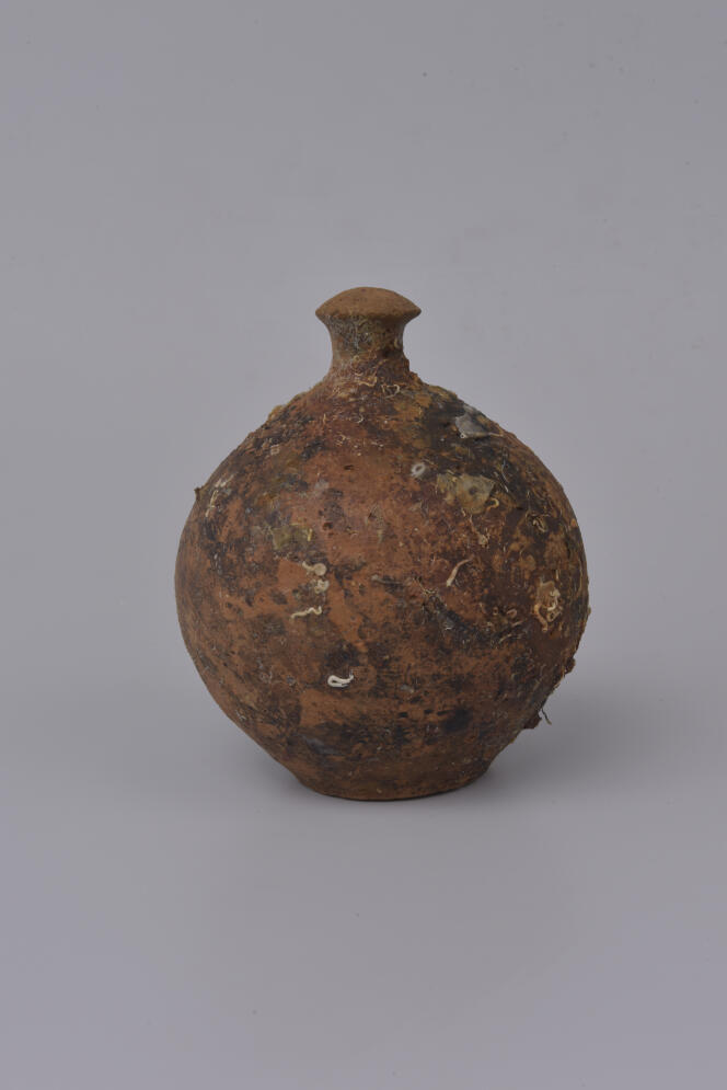 Cet objet, datant du XVIIe siècle, a été retrouvé dans un ancien vaisseau de Louis XIV, au large de Toulon  , en 2022. 
