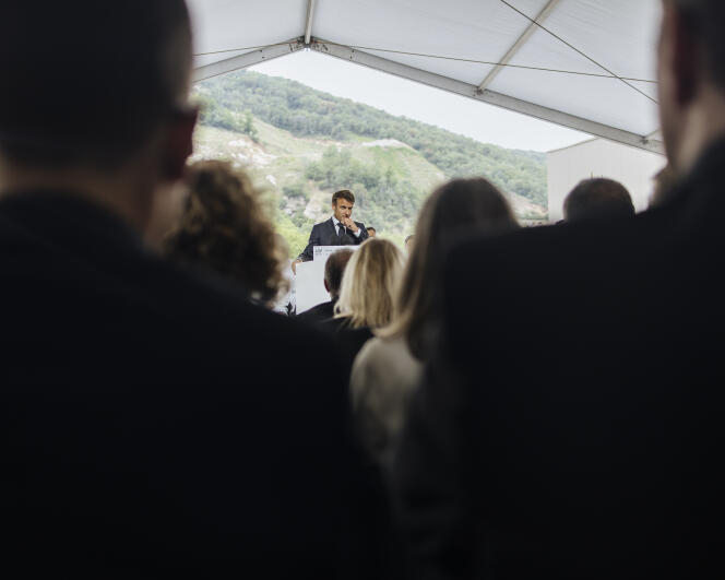 El presidente de la República, Emmanuel Macron, durante su discurso en las instalaciones de Aguettant, un laboratorio farmacéutico, el 13 de junio de 2023, en Champagne (Ardèche).