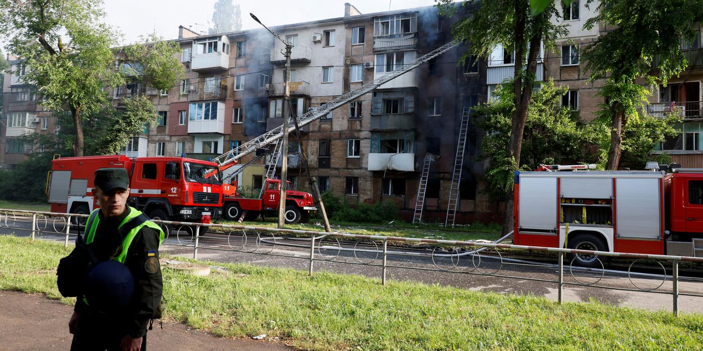 un edificio residencial golpeado por un ataque mortal en Kryvy Rih