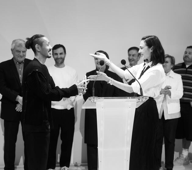 Japanese designer Satoshi Kuwata receives the LVMH Prize on June 7 from actress Gal Gadot, under the gaze of Nicolas Ghesquière, artistic director of women's collections at Louis Vuitton.