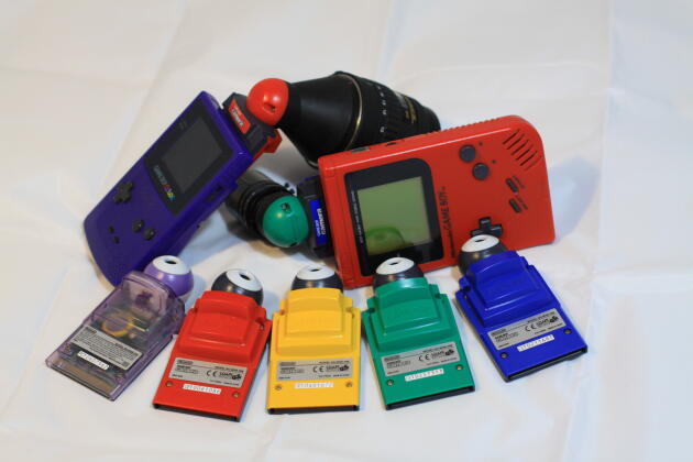 Los lentes de las cámaras se conectan a las cámaras de Game Boy para superar sus límites.