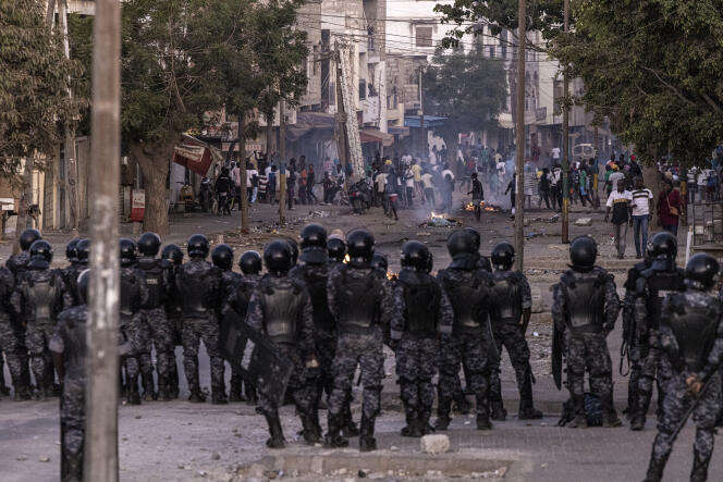 Los gendarmes bloquean una calle durante los disturbios en Dakar, el 3 de junio de 2023.