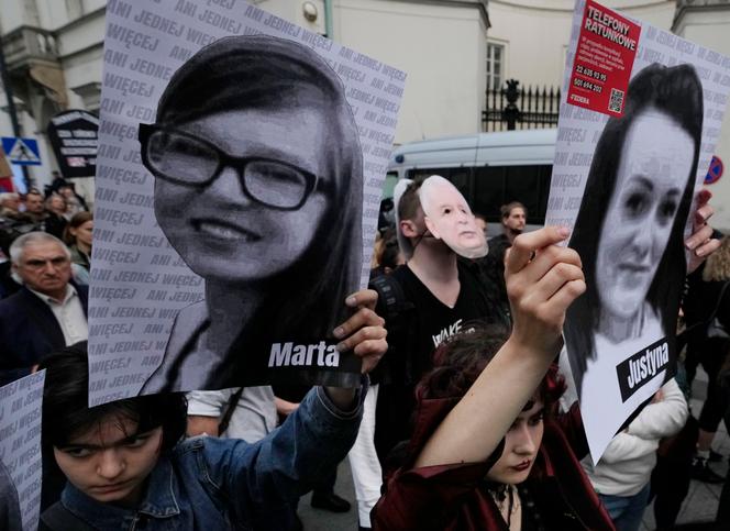 Durante la protesta por el derecho al aborto en el centro de Varsovia el 14 de junio de 2023. Los participantes sostienen retratos de las víctimas.