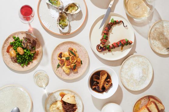 Platos propuestos por la chef Rebecca Beaufour en Dante, en París: guisantes con colmenillas; ostras, apio de monte y kiwi; saltee los ñoquis de mantequilla; piquillos de gallina, eringi y consomé.