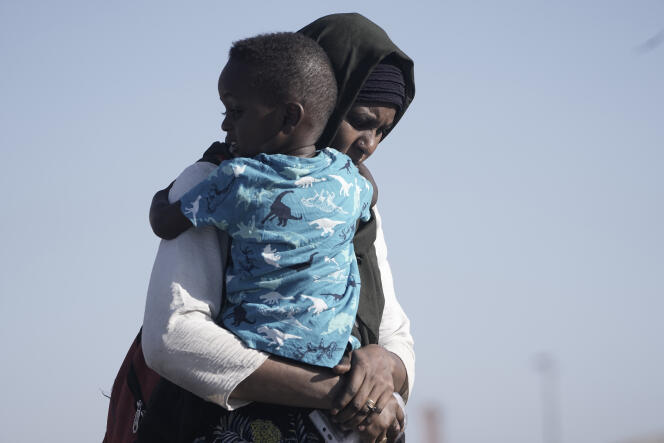 Una refugiada sudanesa y su hijo llegan a Jeddah, el 4 de mayo de 2023. El conflicto en Sudán ha disparado el número de personas desplazadas en todo el mundo.