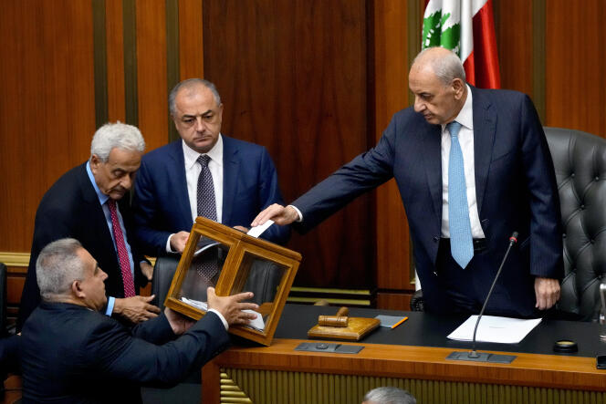 El presidente del Parlamento libanés, Nabih Berri (derecha), en Beirut el 14 de junio de 2023.