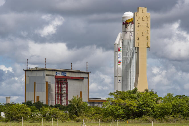 Transfert de la fusée Ariane-5 vers son pas de tir, à Kourou (Guyane), le 30 mai 2023.