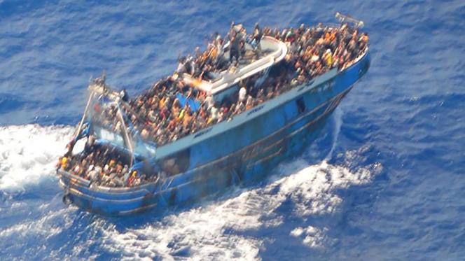 Vista aérea tomada desde un helicóptero de rescate de migrantes a bordo de un barco de pesca frente a la costa del Peloponeso, Grecia, el 13 de junio de 2023.
