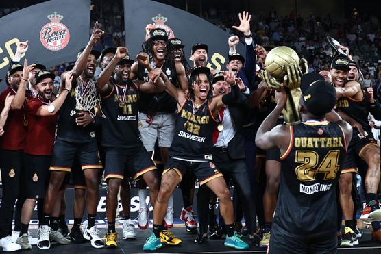 Los jugadores monegascos celebran su título de campeón de Francia tras su victoria en el tercer partido de la final ante el Metropolitans 92, en París, el 15 de junio de 2023.