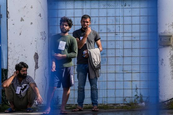 Sobrevivientes de un naufragio frente a un almacén en la ciudad portuaria de Kalamata, a unos 240 kilómetros (150 millas) al suroeste de Atenas, Grecia, el jueves 15 de junio de 2023.