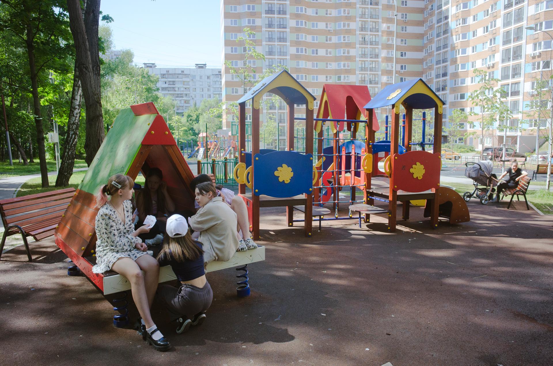 El patio de recreo del edificio número 98 en Trade Union Street, donde un dron derribó el 30 de mayo de 2023, en Moscú el 14 de junio de 2023.