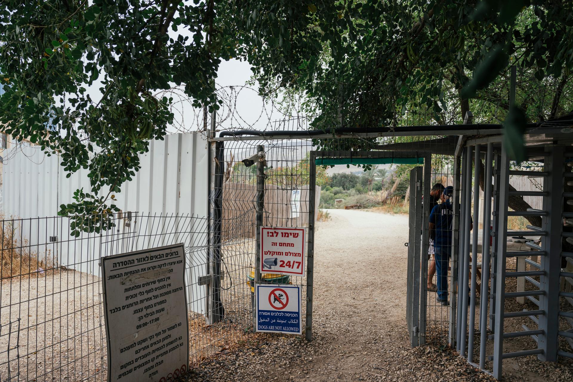 La puerta de entrada a Green Beach, un tramo del río Asi en el kibbutz Nir David que se ha abierto al público en general con acceso limitado, después de una larga batalla legal.  Lanzamiento en Israel el 8 de junio de 2023.