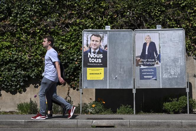 Los carteles electorales de Emmanuel Macron y Marine Le Pen, en Eguisheim (Alto Rin), el 21 de abril de 2022.