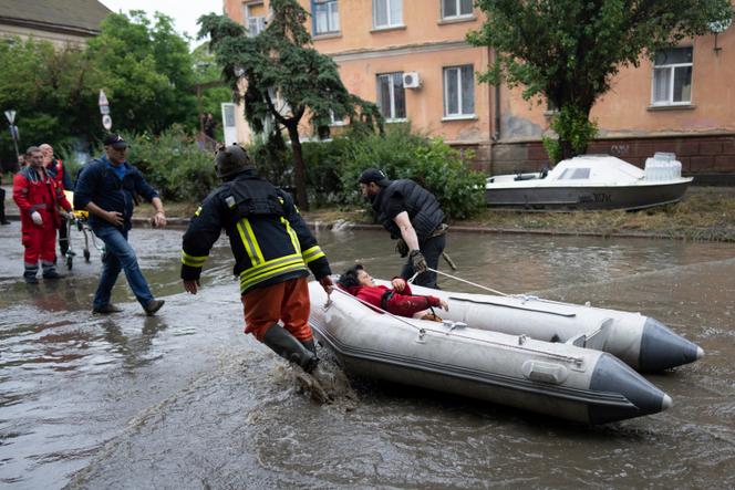 Una víctima de los disparos rusos es evacuada cuando intentaba huir en barco desde la orilla este del río Dniéper, ocupada por los rusos, hasta la orilla oeste de Kherson, ocupada por los ucranianos.  En Kherson, 11 de junio de 2023.