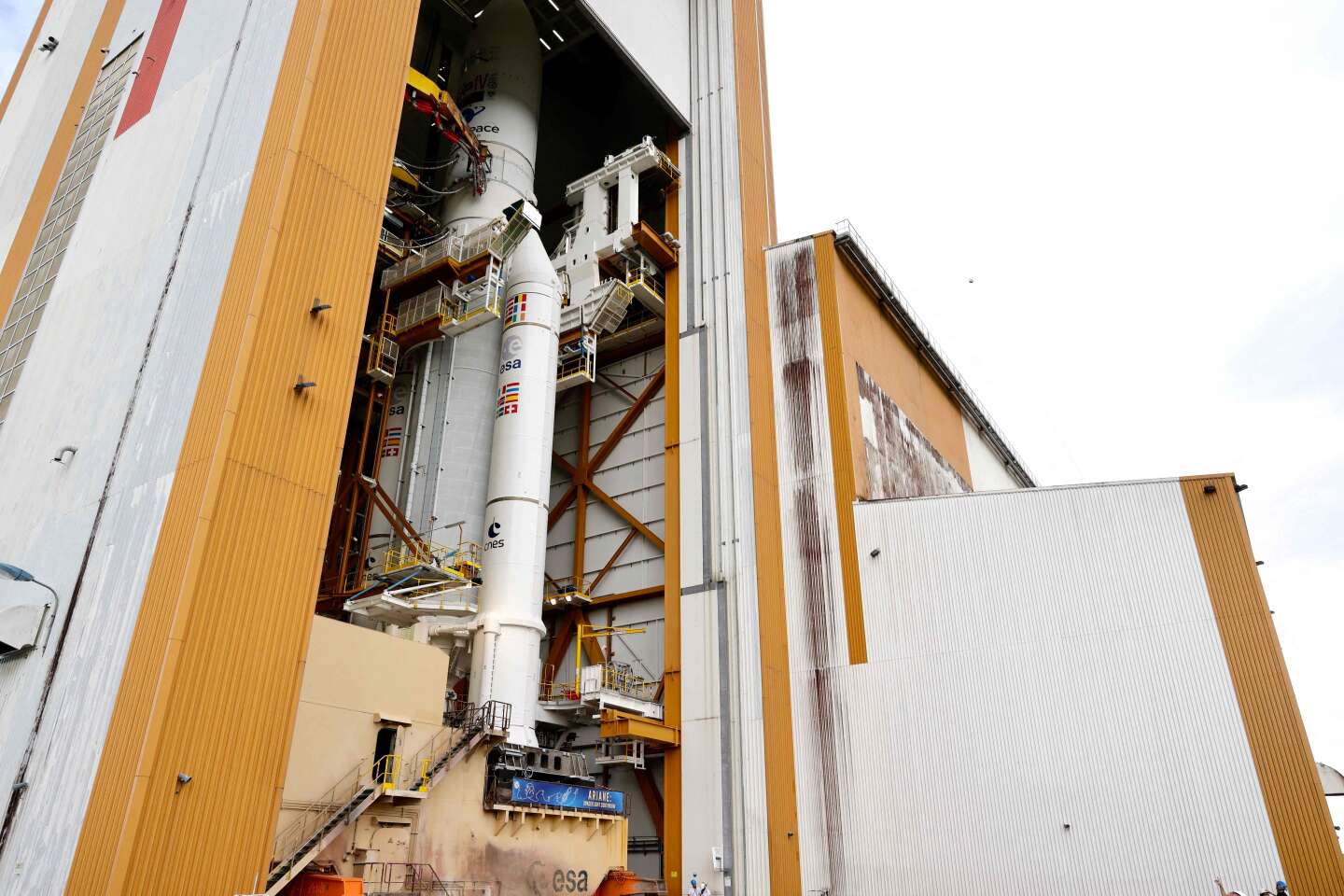 Ostatni lot bombowca Ariane-5 został przełożony