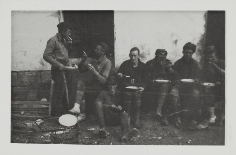 Miliciens du POUM sur le front d’Aragon, Orwell serait le deuxième en partant de la gauche.