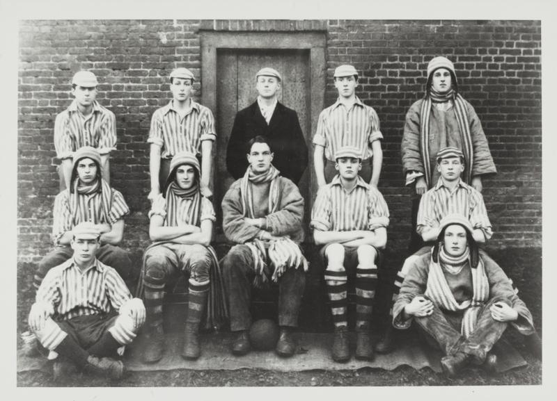 Eton (janvier 1921) : Blair se tient à l’extrême gauche au 3ᵉ rang sur cette photo d’équipe avant un match de « Wall Game ». Ce jeu brutal aux règles compliquées combinant rugby et football a vu le jour au prestigieux Collège d’Eton.