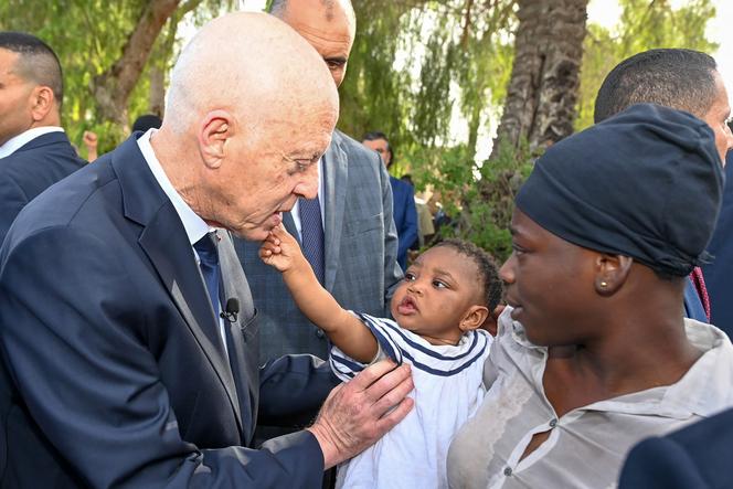 Le président tunisien, Kaïs Saïed, rencontre des migrants subsahariens, à Sfax, le 10 juin 2023.
