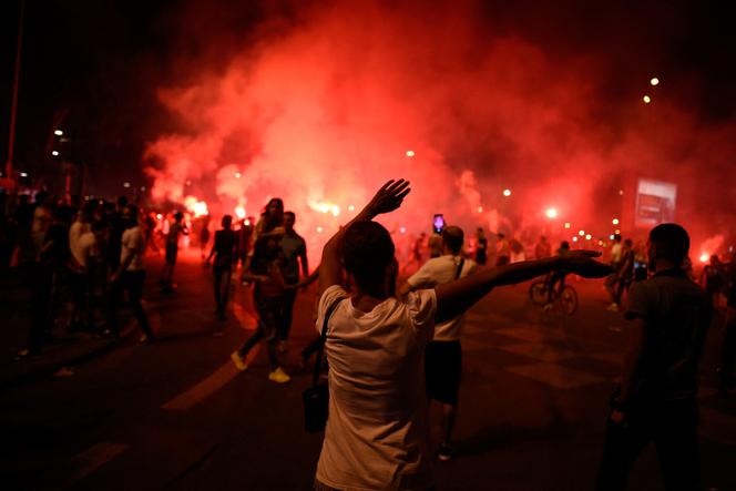 Des supporteurs célèbrent la victoire de l’Algérie en finale de la Coupe d’Afrique des nations, à Lyon, le 19 juillet 2019.