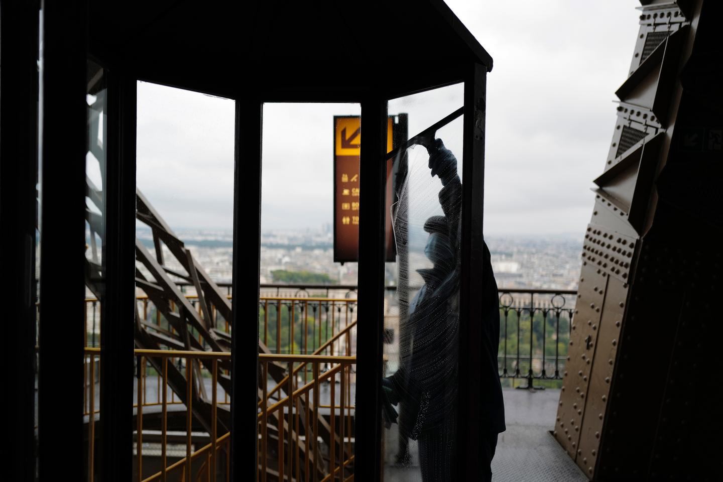 En la Torre Eiffel, durante años, los trabajadores precarios aparecieron en todos los pisos