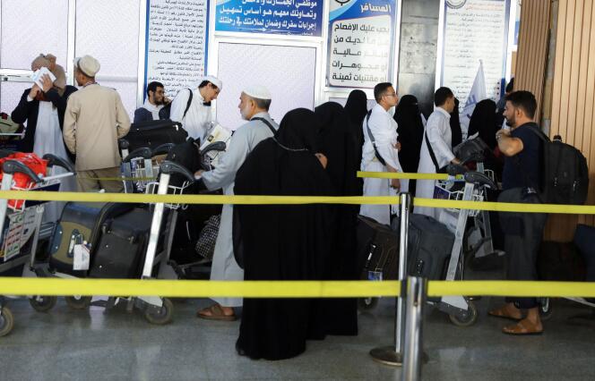 Peregrinos hacen fila en el aeropuerto de Sanaa (Yemen) para abordar un vuelo a Arabia Saudita, el sábado 17 de junio de 2023.
