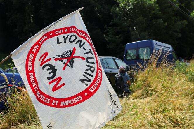 Activistas participan en una manifestación contra el enlace ferroviario de alta velocidad Lyon-Turín entre Francia e Italia, en La Chapelle, cerca de Saint-Jean-de-Maurienne (Saboya), el 17 de junio de 2023.